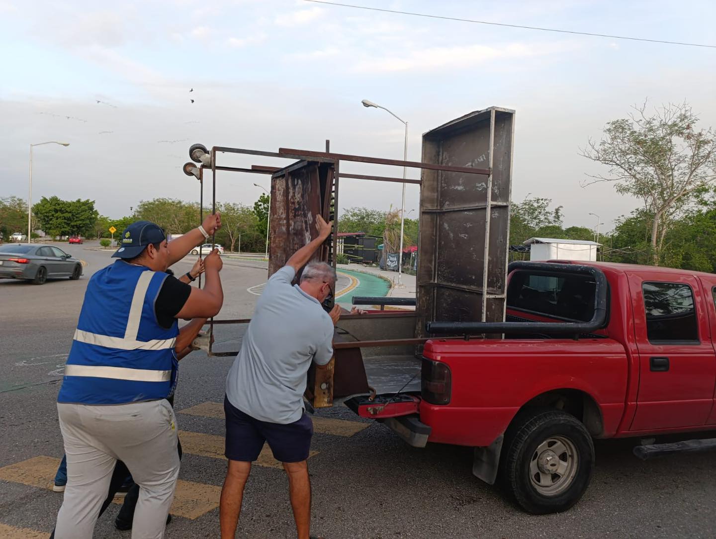 Ayuntamiento de Mérida retira puestos ambulantes en Las Américas tras quejas vecinales