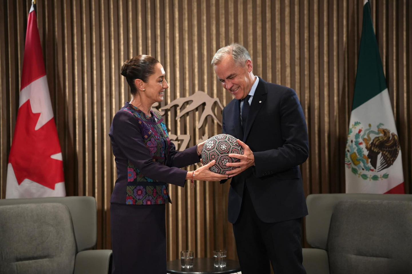 Primer ministro de Canadá obsequia pelota a Sheinbaum