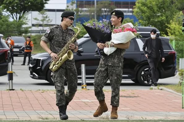 RM y V de BTS terminan su servicio militar