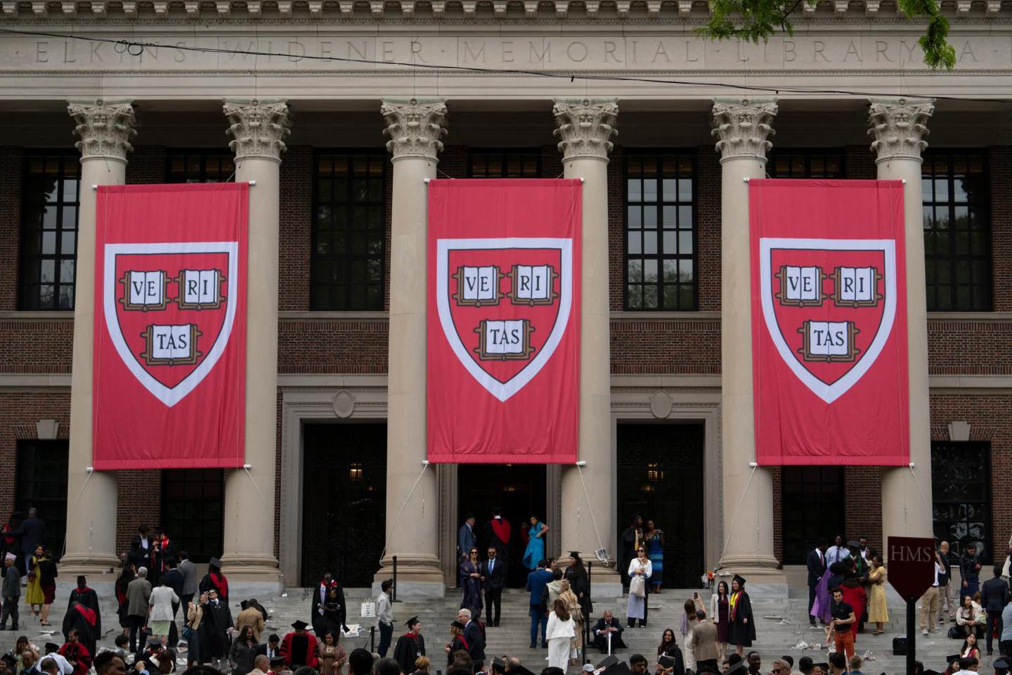 Una jueza bloqueó el veto de Trump a los alumnos extranjeros de Harvard.