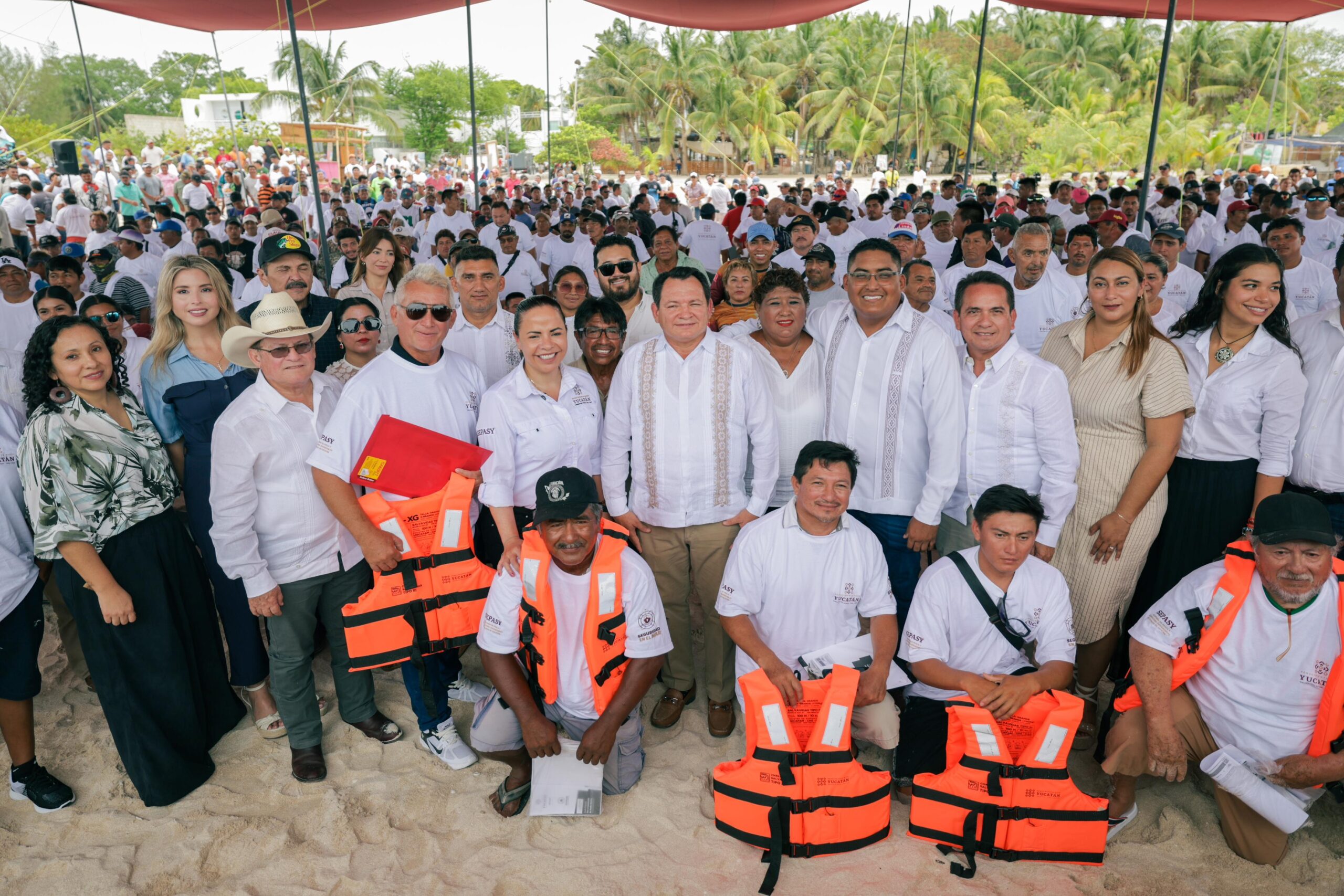 Yucatán fortalece la seguridad marítima con entrega de equipo a pescadores.