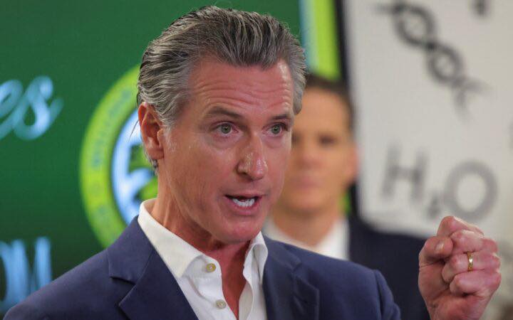 Gavin Newsom acusa a Trump de destruir la democracia en EU.