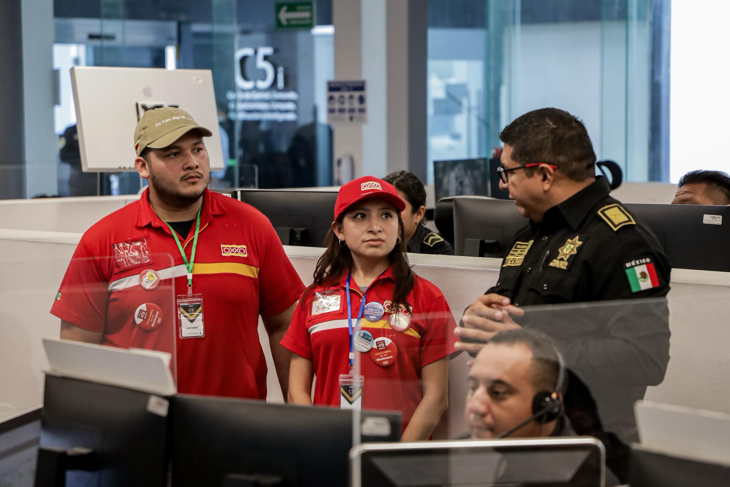 Reconocen a empleados de OXXO por activar protocolo de ayuda a mujeres en situación de riesgo