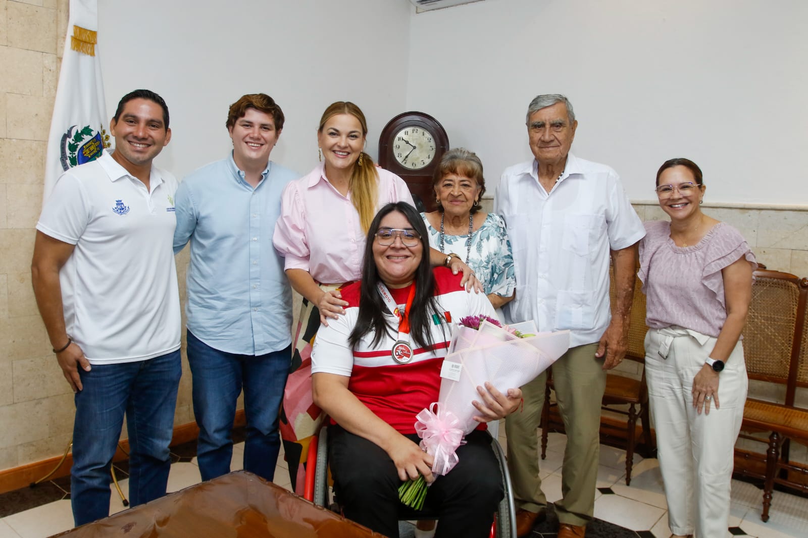 Cecilia Patrón Laviada reconoce la dedicación y esfuerzo de Gilda Cota