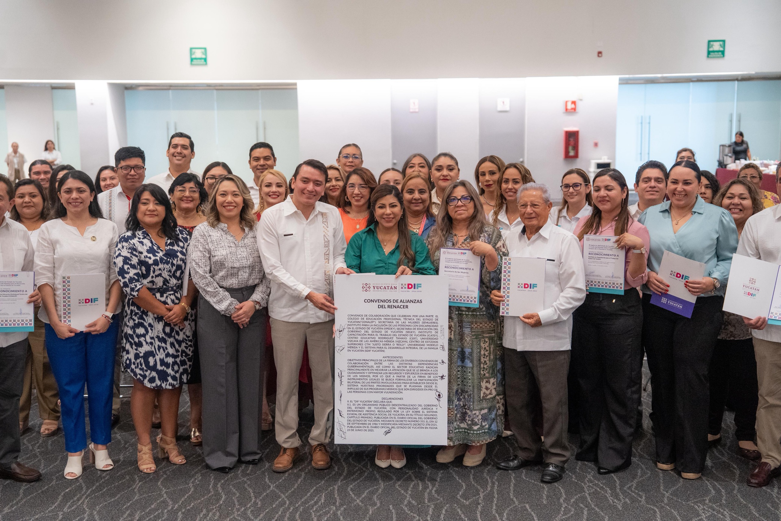Firman “Alianzas del Renacer” para fortalecer la atención social en Yucatán