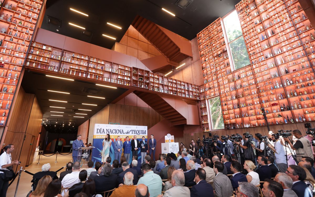 Tequila Lab de Guadalajara Rompe Récord Guinness: 3,199 Botellas de Tequila en un Solo Lugar