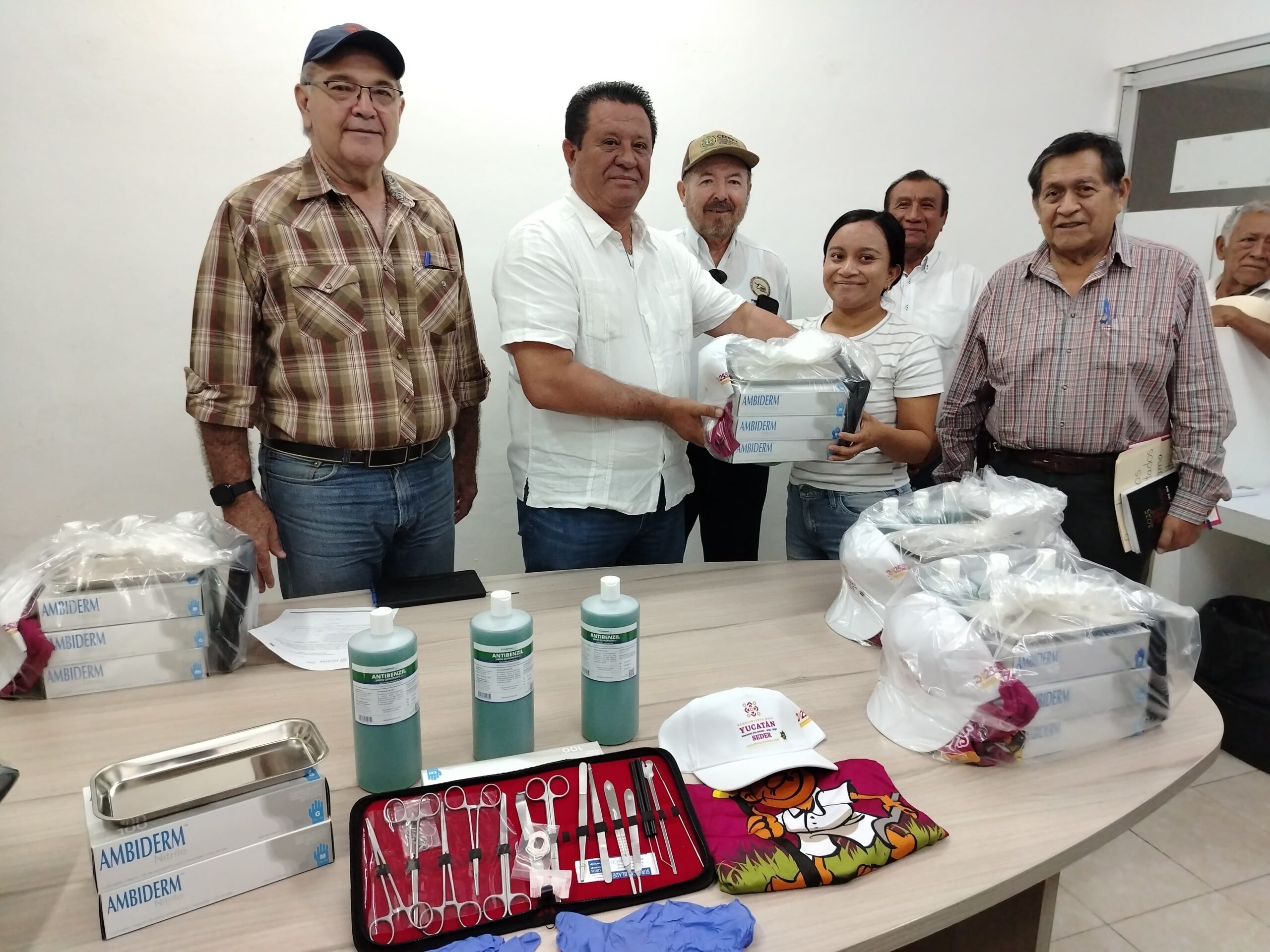 Seder fortalece la sanidad pecuaria en Yucatán con entrega de insumos médicos