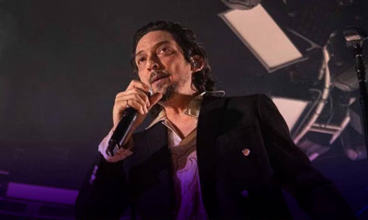 León Larregui en el centro de la polémica tras ser bajado de un avión de Air France