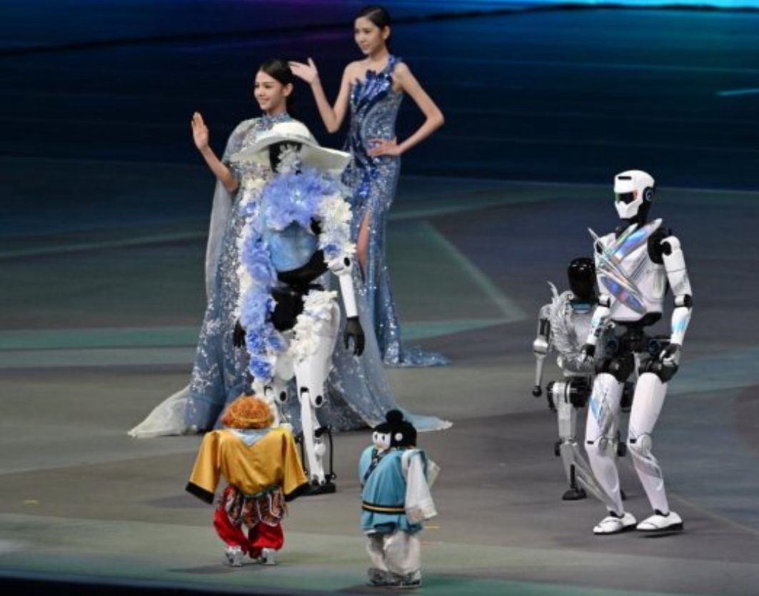 China inaugura los primeros Juegos Mundiales de Robots Humanoides en Beijing