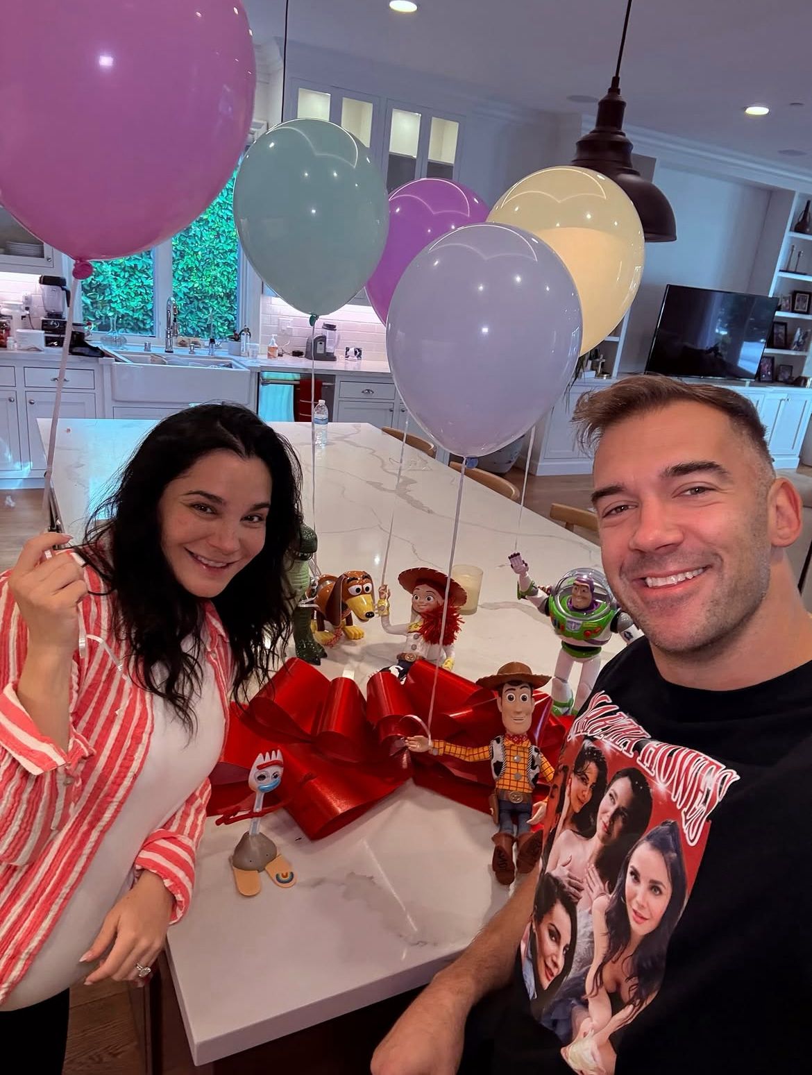 Martha Higareda y Lewis Howes, esperan gemelos