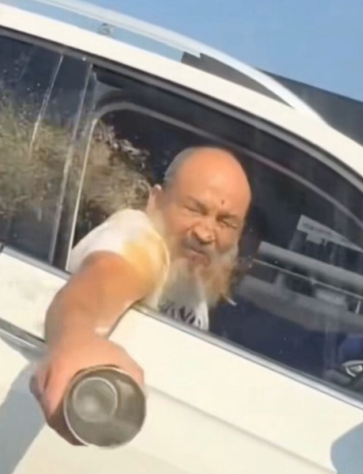 “Lord Nescafé”: Intento de confrontación vial termina en karma instantáneo