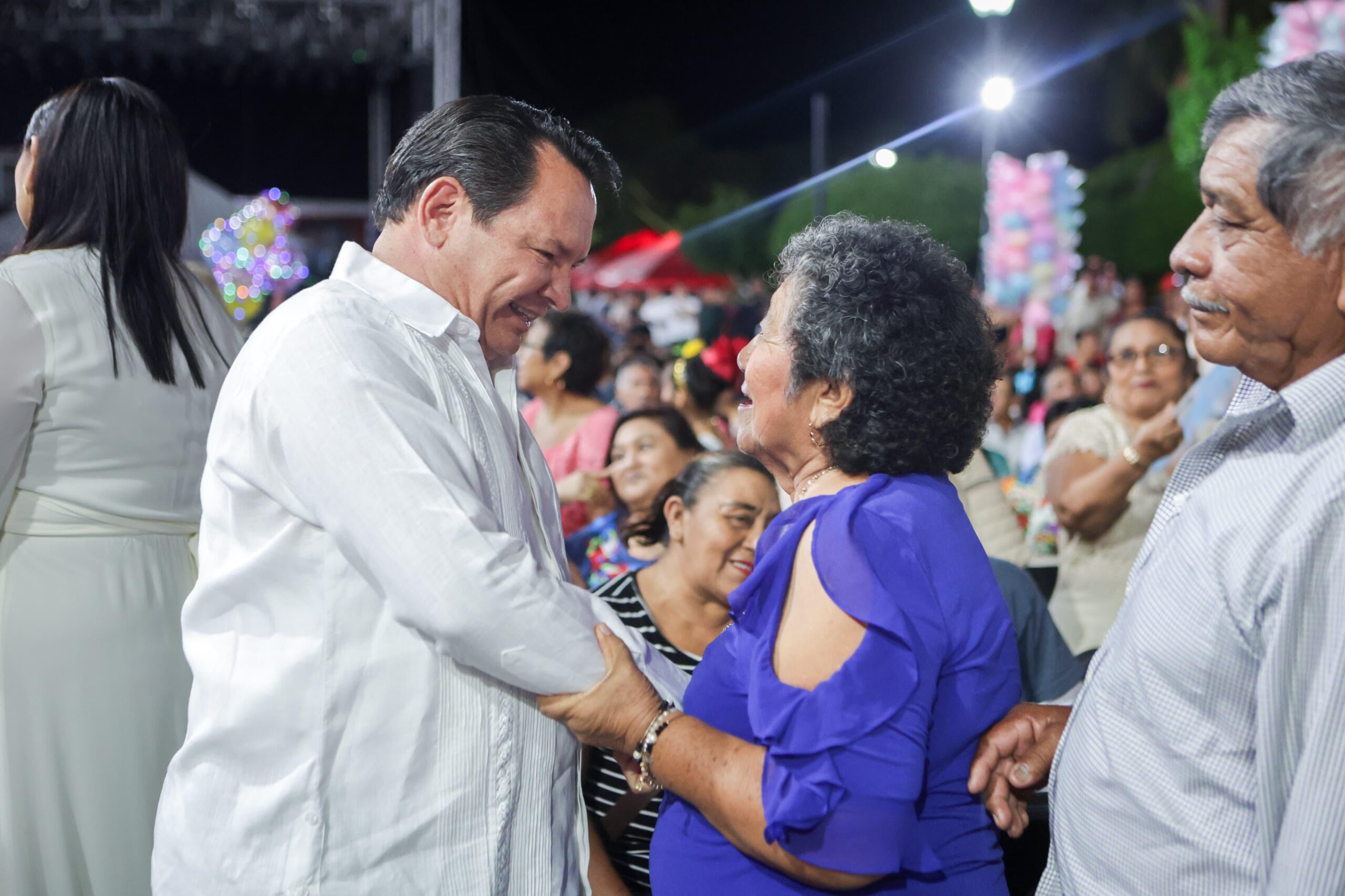 Díaz Mena anuncia obras de pavimentación, vivienda y apoyos al campo en Motul