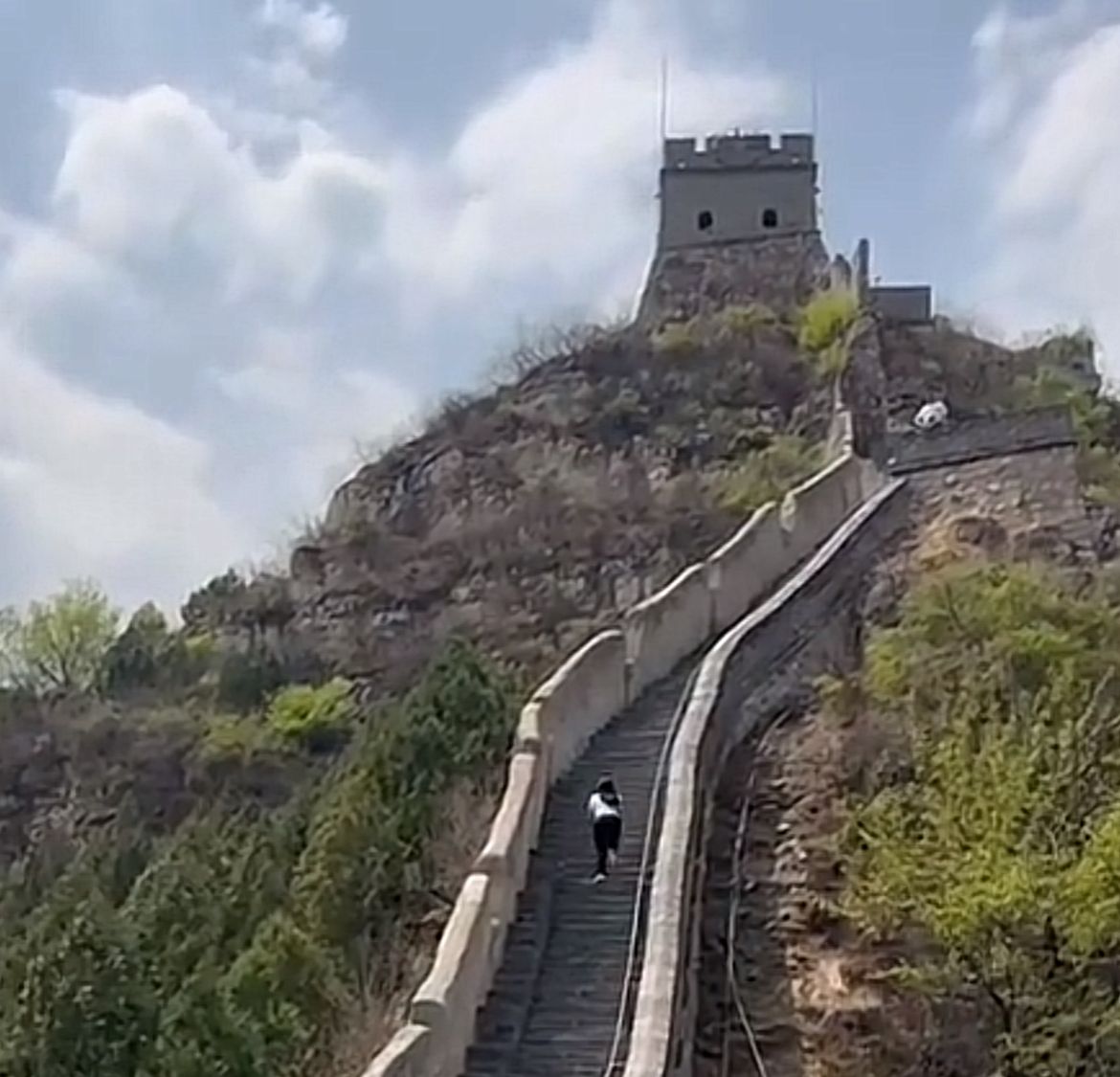 Sandra Anaya, diputada de Morena, hace ejercicio en la Muralla China durante sus vacaciones en Beijing