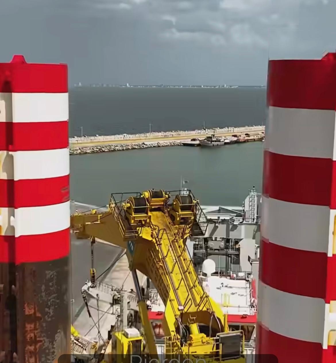 Joaquín Díaz Mena visita el buque de dragado Fernando de Magallanes