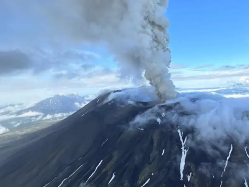 ¡Volcán Krasheninnikov despierta tras siglos de silencio tras devastador sismo en Kamchatka!
