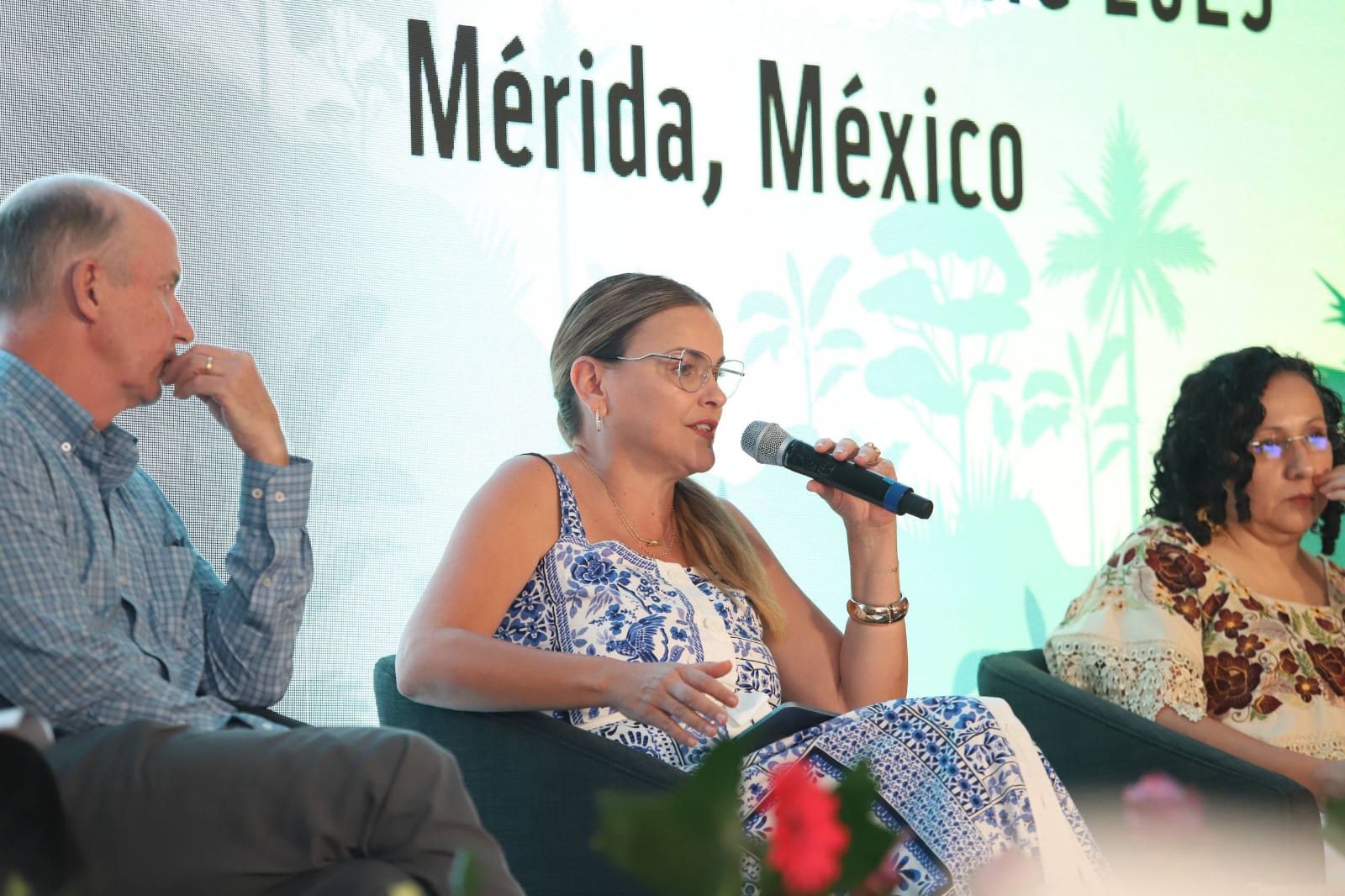 En Mérida impulsamos la participación ciudadana para ordenar la ciudad y proteger el medio ambiente, destacó Cecilia Patrón.