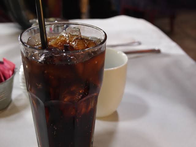 México propone impuesto de 3 pesos por litro a refrescos para ayudar al sistema de salud