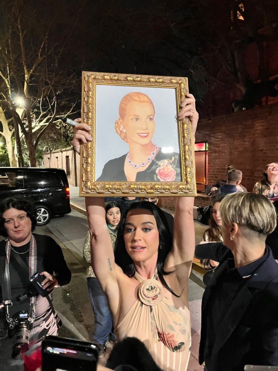 Katy Perry desata furor en Argentina al alzar en alto un cuadro de Eva Perón en plena jornada electoral