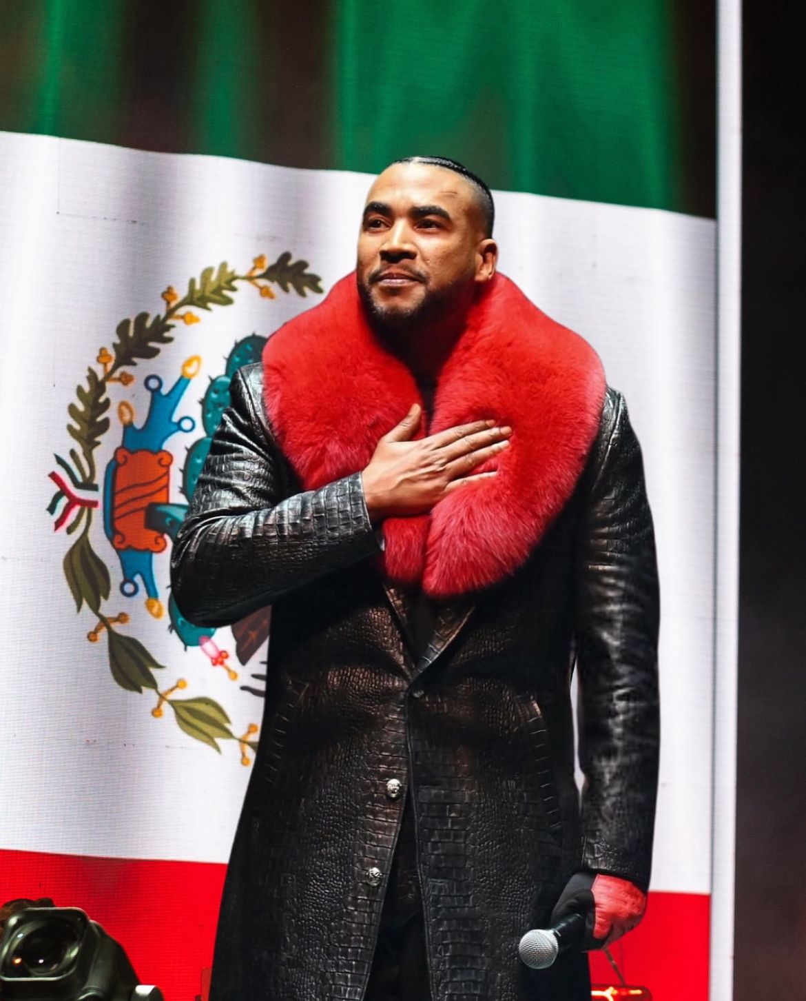 Don Omar felicita a México