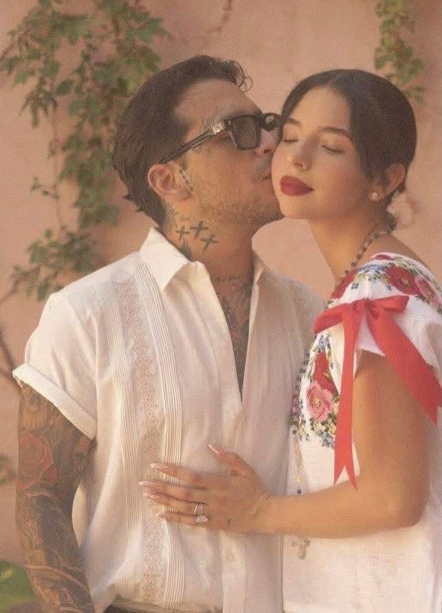 Ángela Aguilar y Nodal portan trajes típicos yucatecos