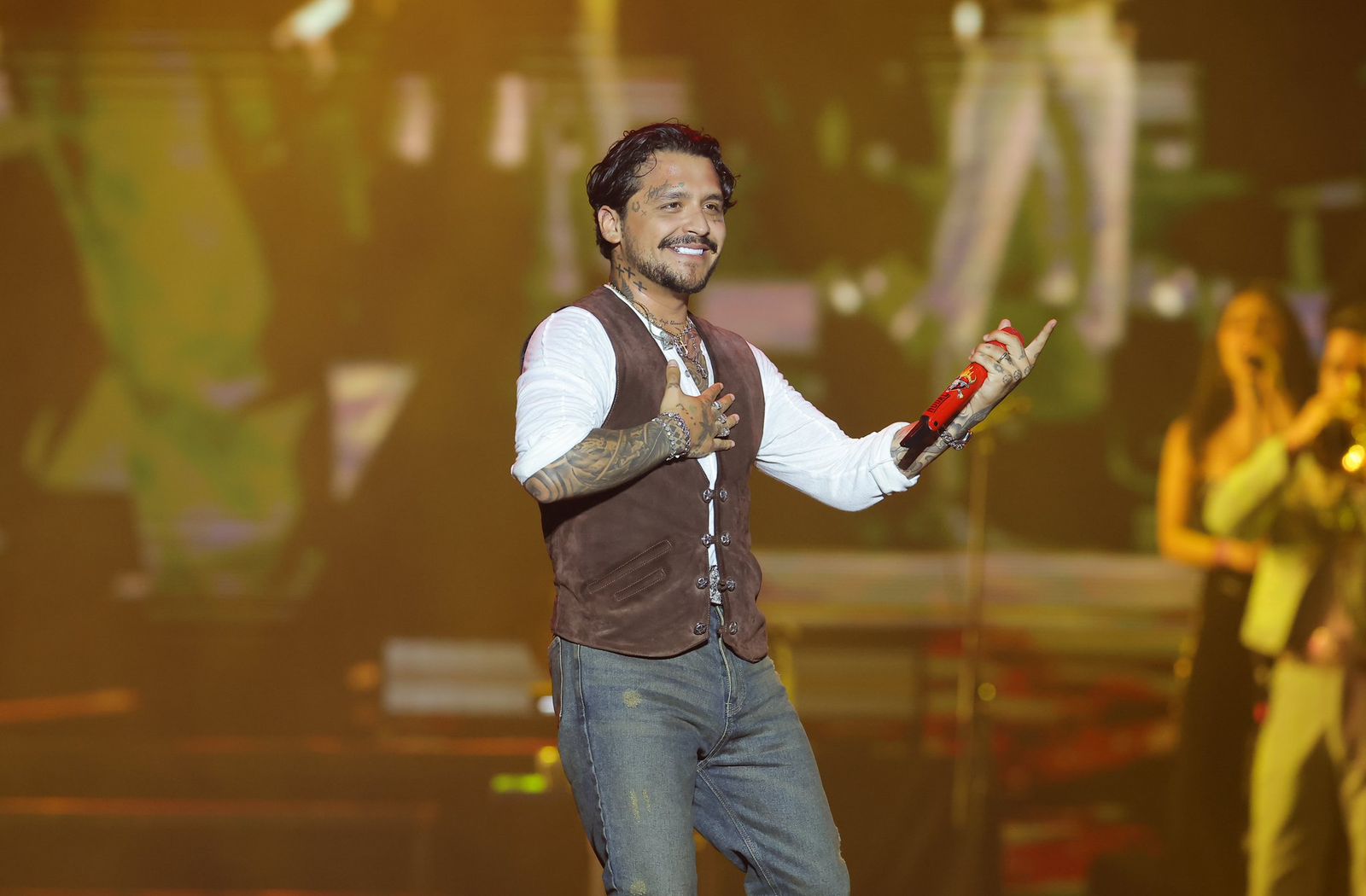 Christian Nodal enfrenta abucheos y gritos a favor de Cazzu en su concierto en Monterrey
