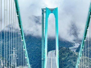 China inaugura el puente colgante más alto del mundo en Guizhou, con 625 metros de altura