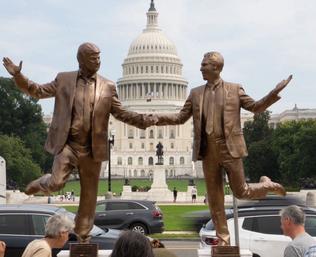 Aparece polémica estatua de Trump y Epstein tomados de la mano en Washington D.C.