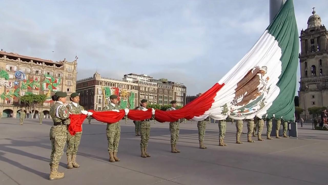 Ceremonia de izamiento de la bandera a media asta en el Zócalo de la Ciudad de México