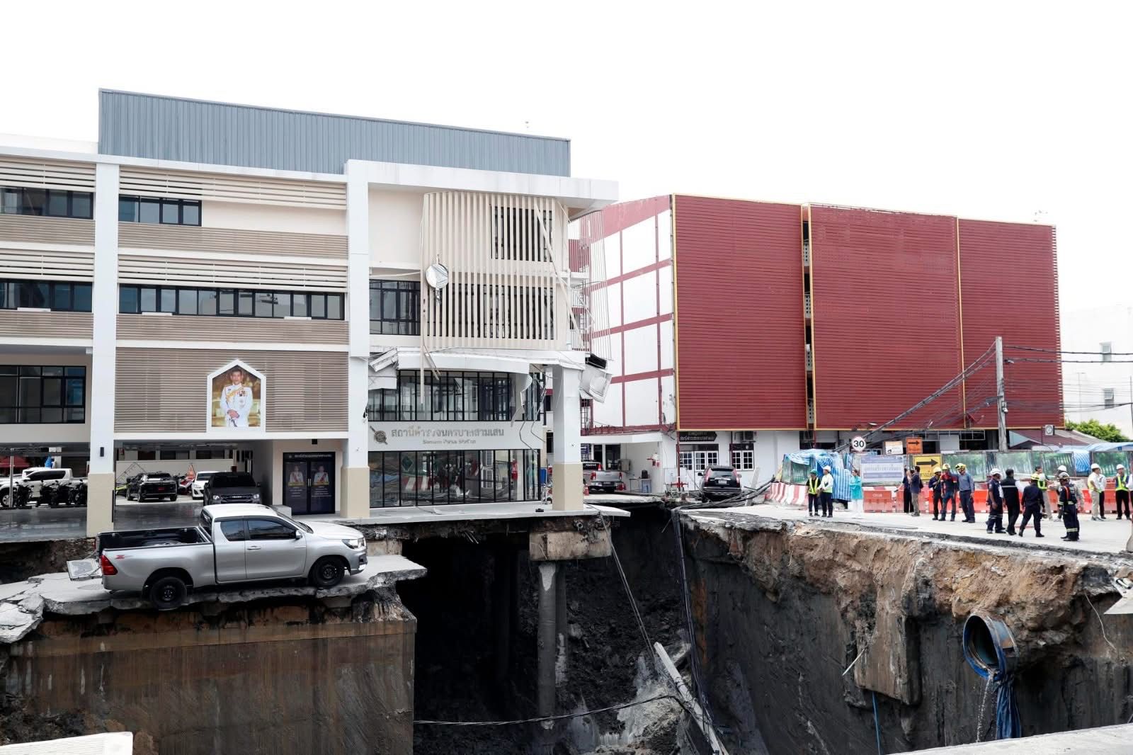 Socavón de 50 metros de profundidad se abre frente al Hospital Vajira en Bangkok y paraliza la ciudad