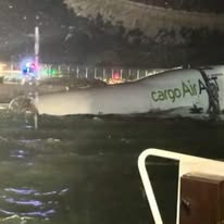 Un avión de carga en Hong Kong derrapó y cayó al mar tras salirse de la pista