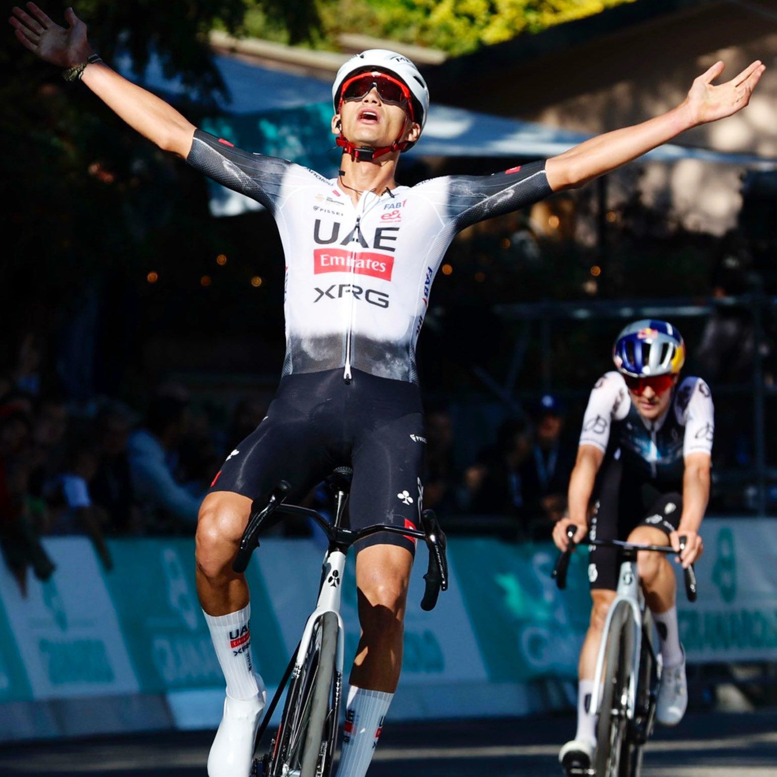 Isaac del Toro hace historia con victoria en el Giro de Emilia 2025