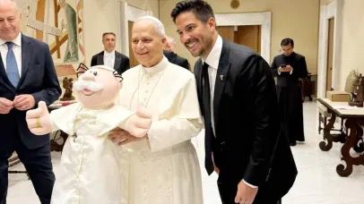 Simipeluche,  llegó al Vaticano y fue entregado personalmente al Papa León XIV.