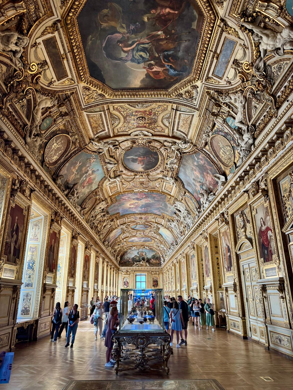 Robo en el Museo del Louvre: Audaz hurto de joyas históricas sacude a Francia