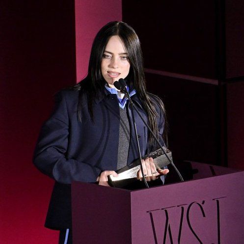 Billie Eilish dona 11.5 millones y reta a multimillonarios a compartir su fortuna