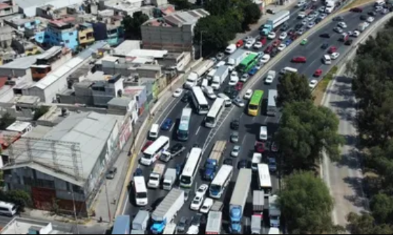 Transportistas posponen bloqueo masivo en Ciudad de México; anuncian mesa de diálogo
