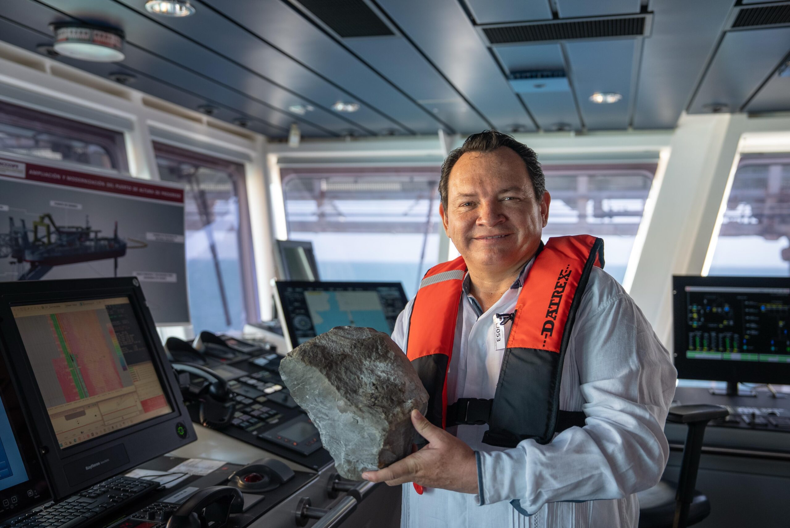 Gobernador Joaquín Díaz Mena e integrantes del CCE supervisan avances del dragado en el Puerto de Progreso, obra clave del Renacimiento Maya