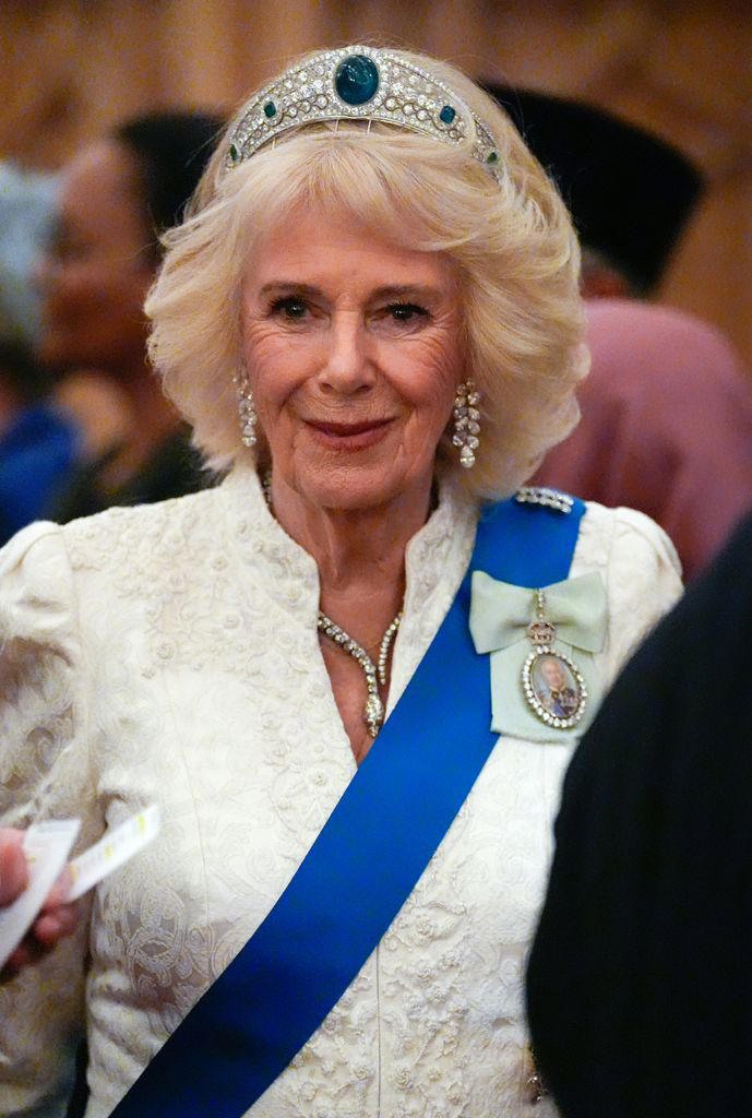 La reina Camilla deslumbra luciendo por primera vez como Reina la tiara de la boda de Eugenia de York