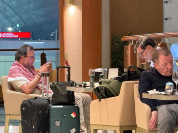 Noroña y su colaborador Emiliano González, fueron captados en sala VIP del aeropuerto de Dubai