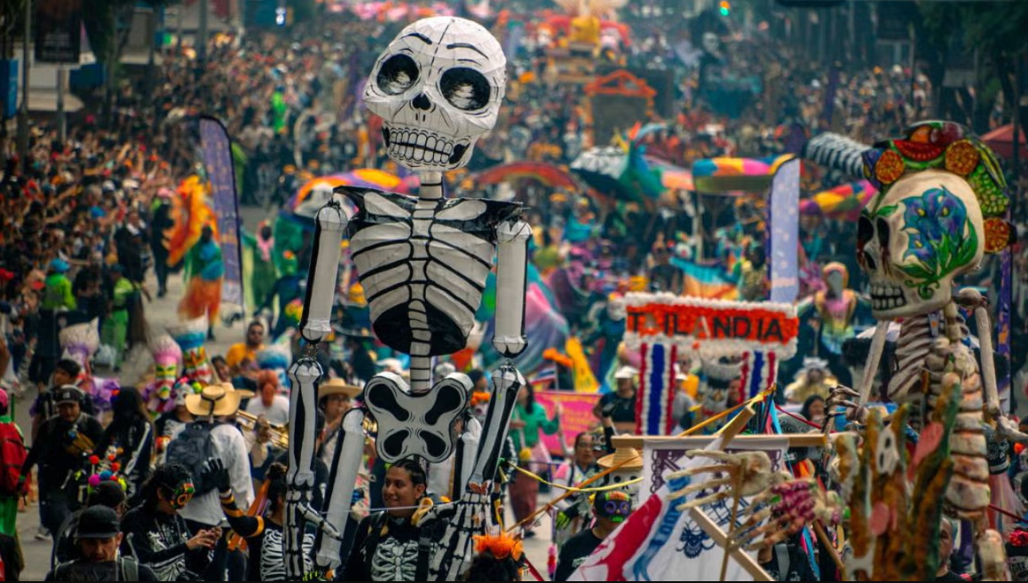 La Ciudad de México vivió una gran afluencia de gente en el Zócalo por las celebraciones del Día de Muertos 2025.