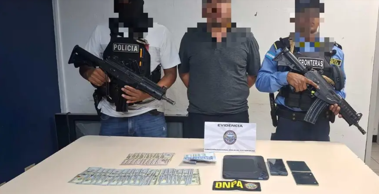 Detienen a piloto privado del cantante Julión Álvarez