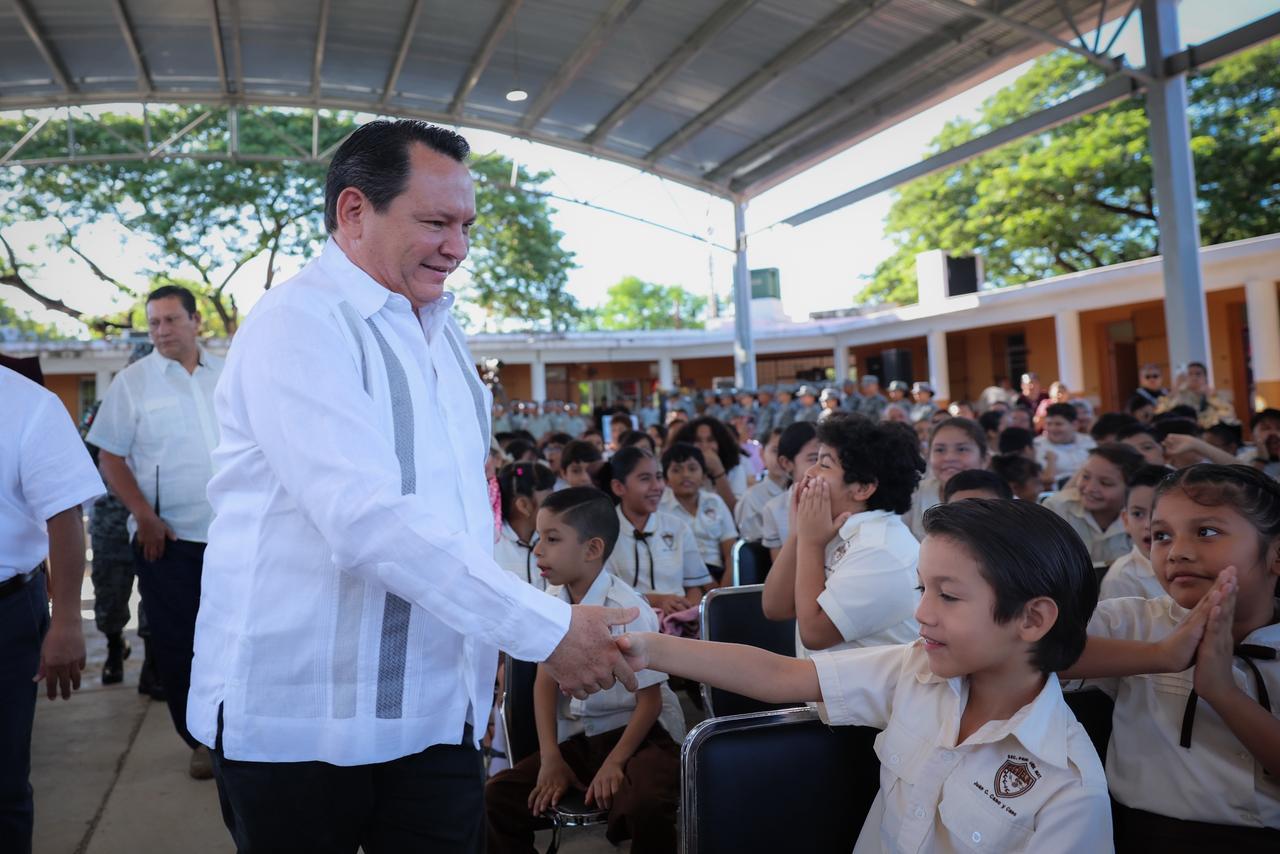 Gobernador Joaquín Díaz Mena cumple compromiso en primaria de Mérida
