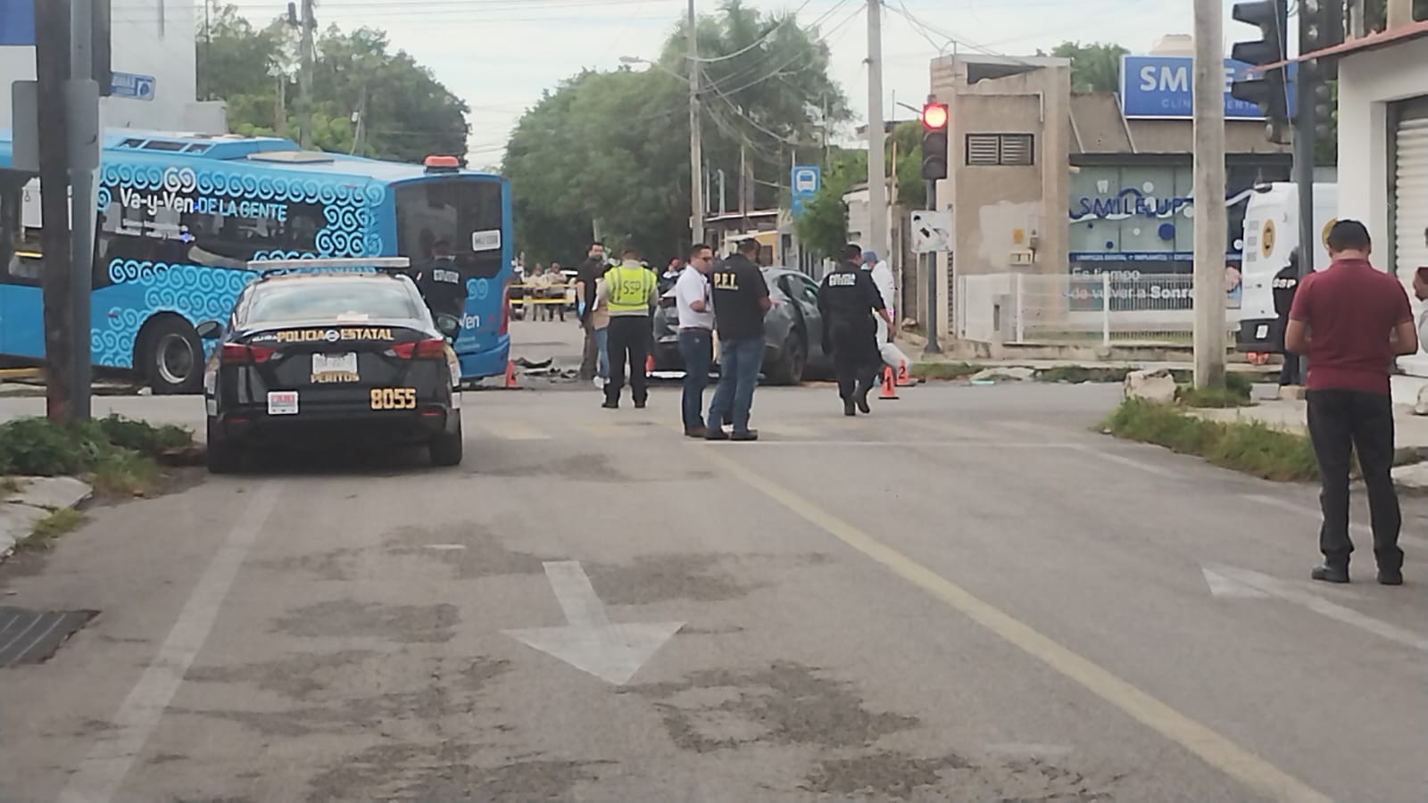 Un fallecido y tres heridos en accidente entre unidad del Va y Ven y auto compacto en Mérida