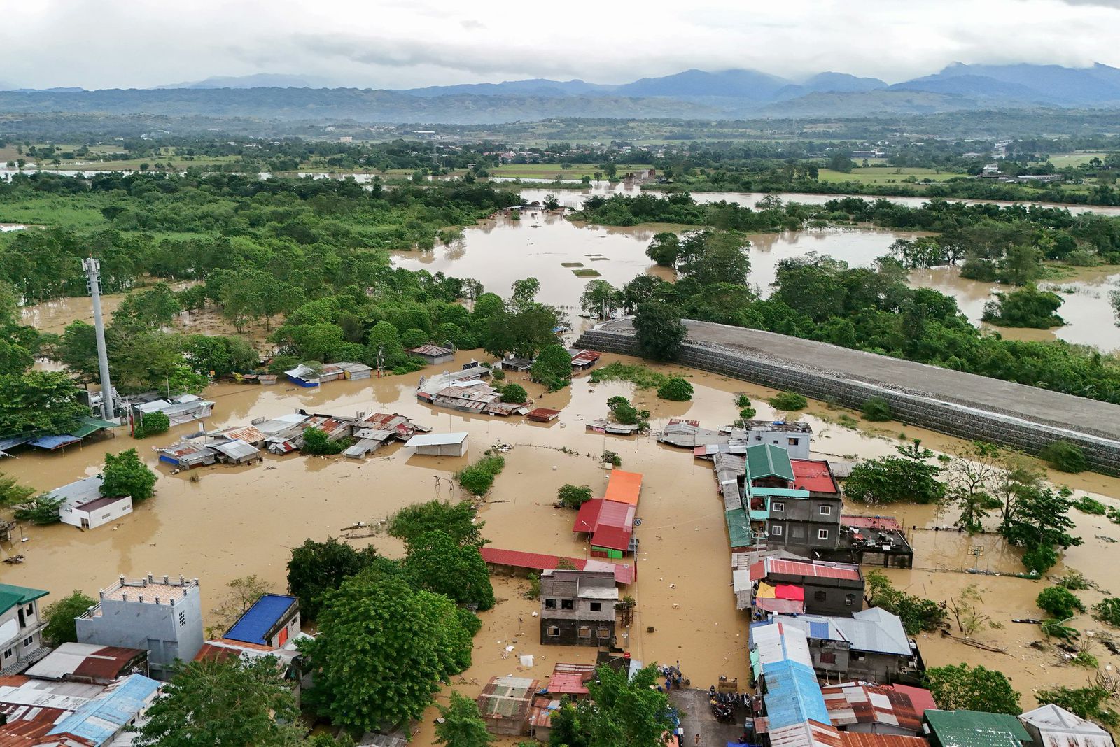 Supertifón Fung-wong deja al menos dos decesos y 1.4 millones evacuados en Filipinas