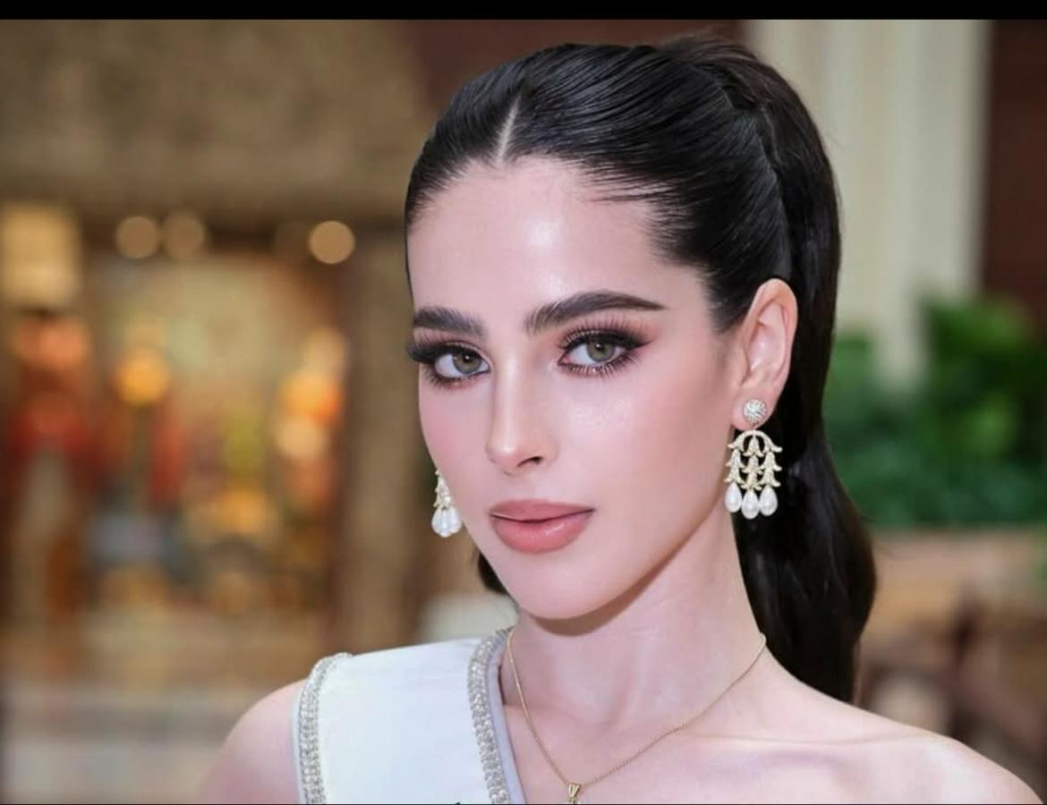 Mexicanos Cantan “Cielito Lindo” a Fátima Bosch en su Llegada a Tailandia para Miss Universo 2025