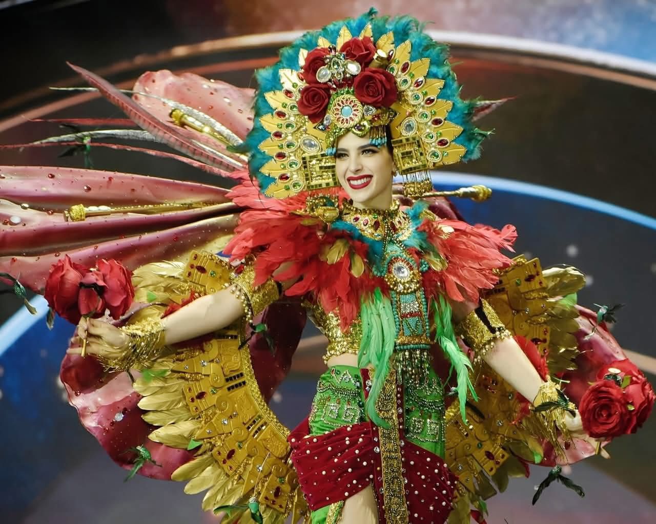 Fátima Bosch destaca en la pasarela preliminar de Miss Universo 2025