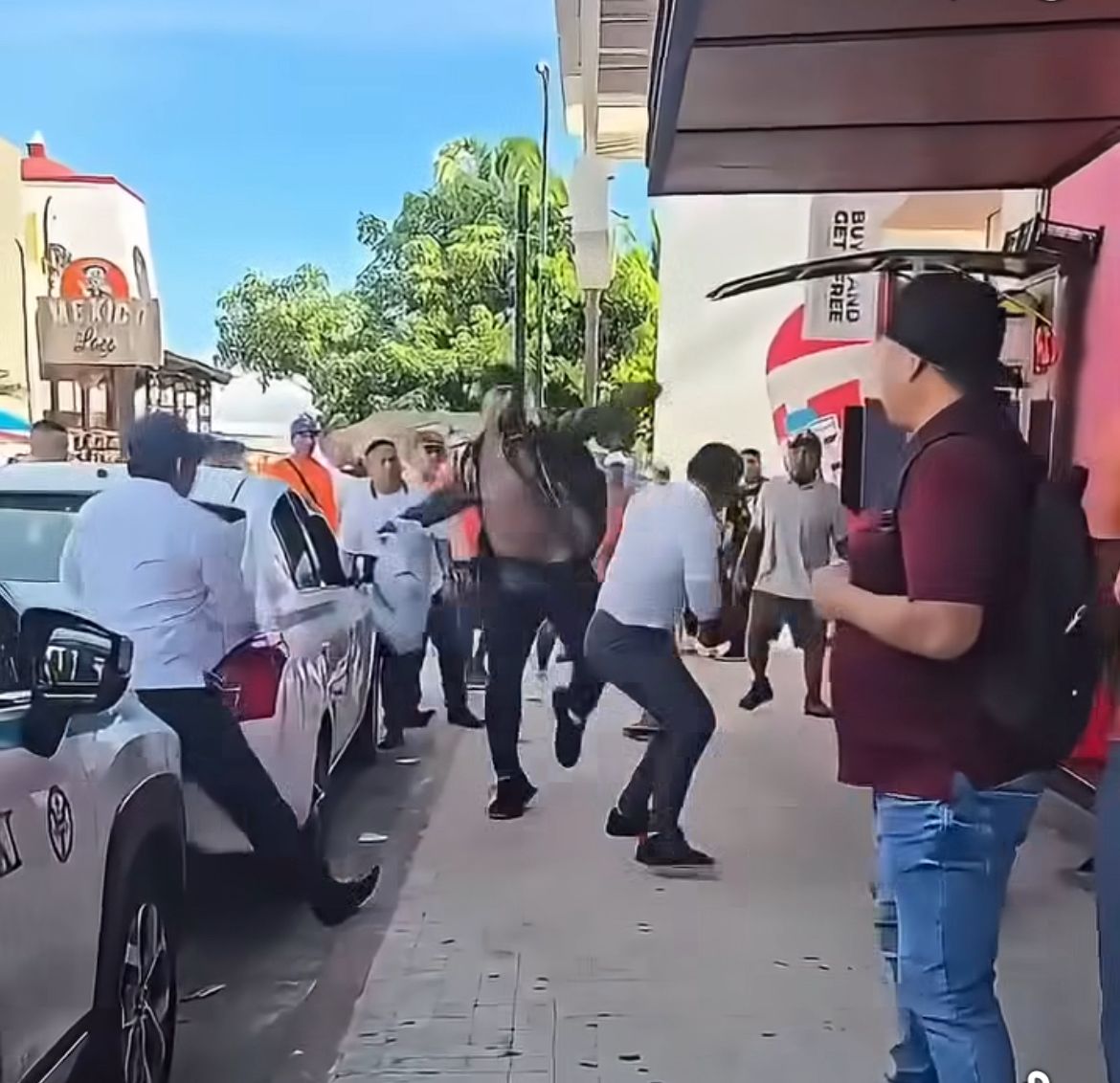 Turista explota contra taxistas por tarifa ‘inalcanzable’ en Quinta Avenida en Playa del Carmen”