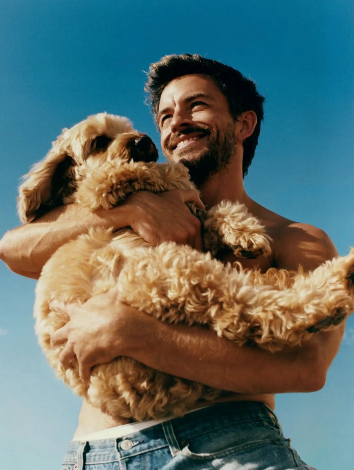 Jonathan Bailey, el Hombre Más Sexy del Mundo 2025, celebra la diversidad y el progreso