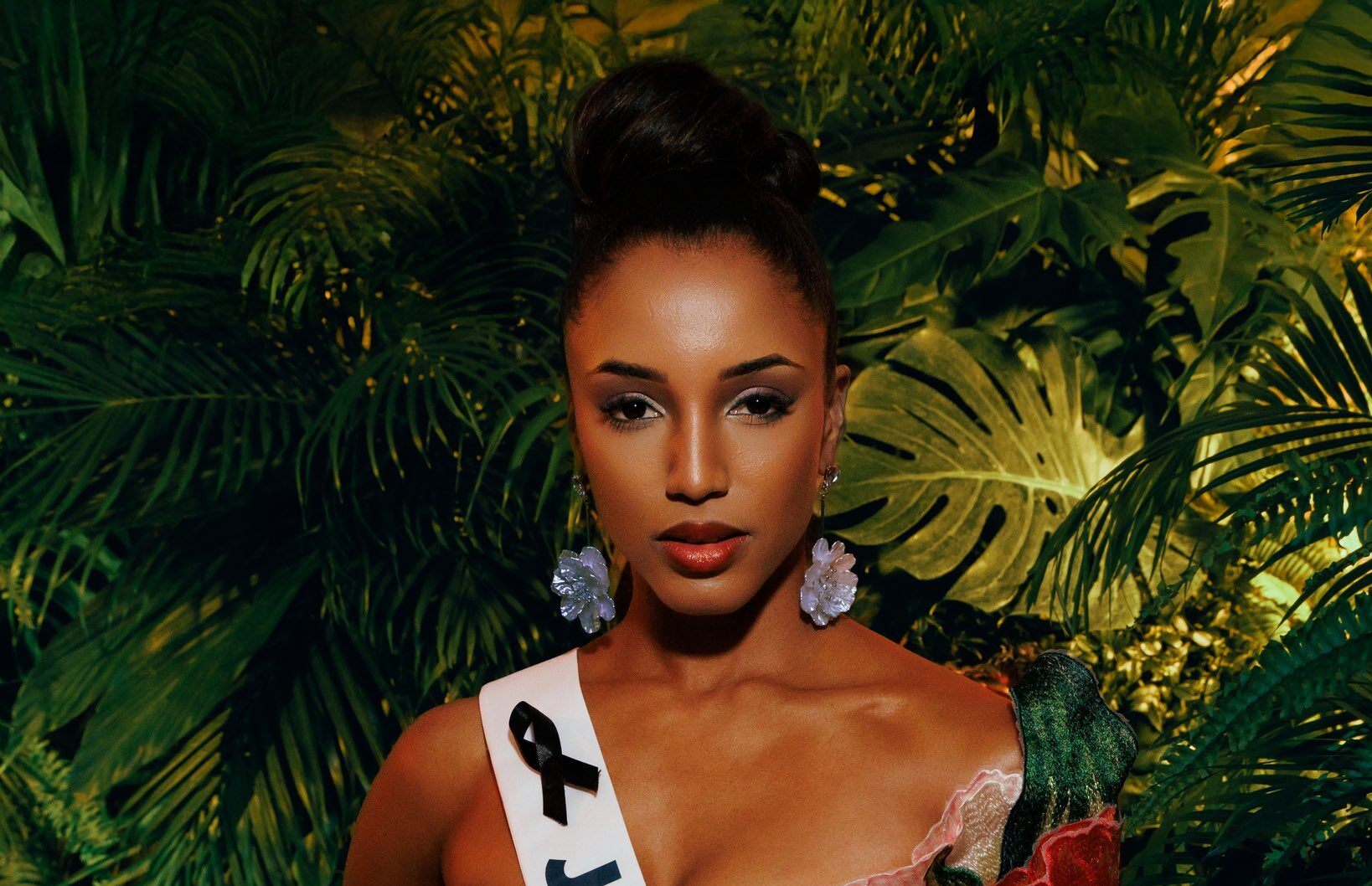 Miss Jamaica 2025 sufre aparatosa caída en preliminar de Miss Universo y es retirada en camilla