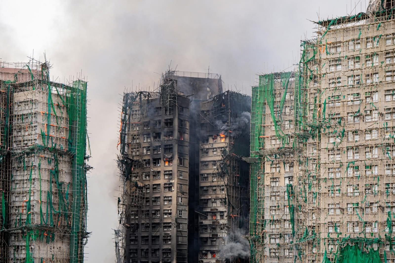 Incendio en Hong kong suma 55 muertos y 279 desaparecidos.