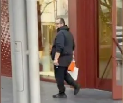 Captan a José Ramón López Beltrán saliendo de Loro Piana en Houston con bolsa Hermès